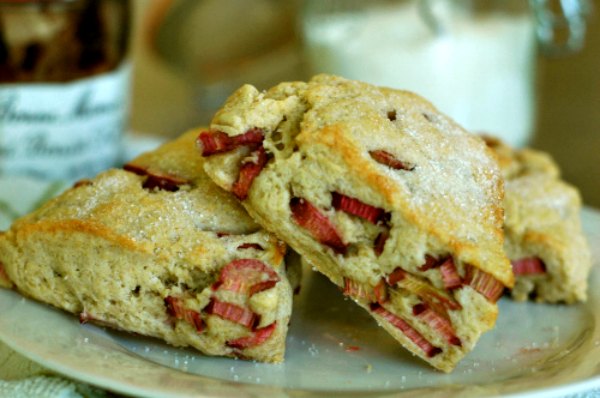 Rhubarb scones with vanilla sugar