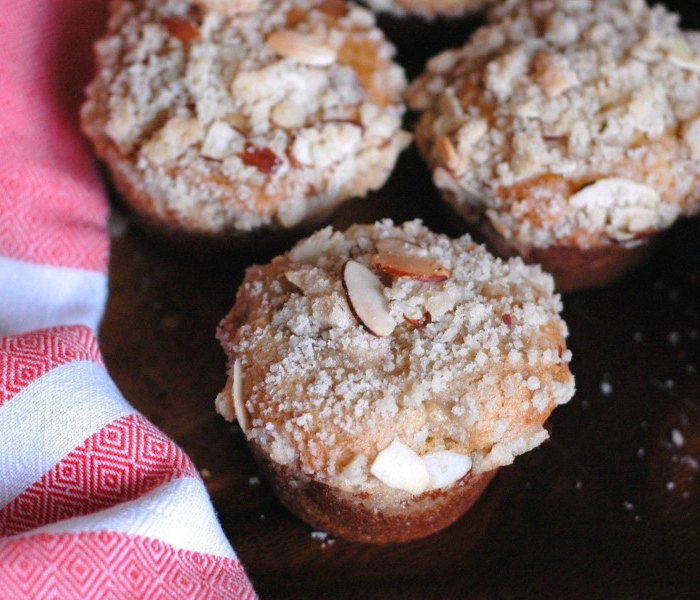 Rhubarb Muffins with Almond Struesel