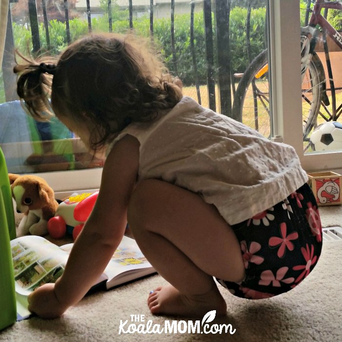 Little girl wearing an Omaiki flower diaper