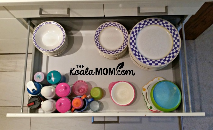 My kid-friendly kitchen drawer: cups and plates within reach of the kids