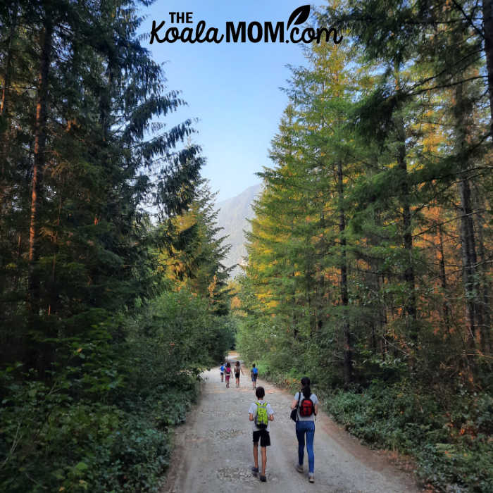 Kids hiking the Chipmunk Caves Trail together.