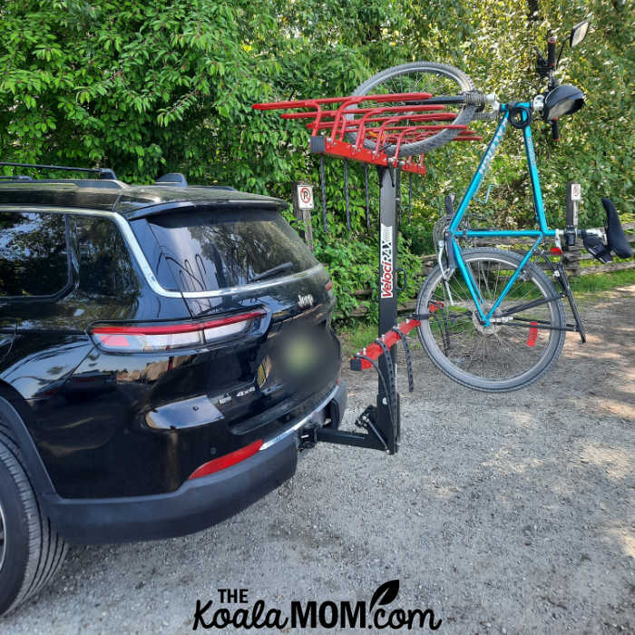 Single adult bike loaded onto a VelociRAX on the back of a Jeep Grand Cherokee.