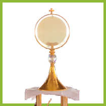 Photo of a gold monstrance on a white background by Comunidade Javé Nissi via Pexels.
